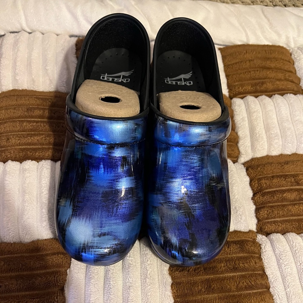 Dansko Women’s Professional Blue Brush Patent Clogs Size 37 NIB!